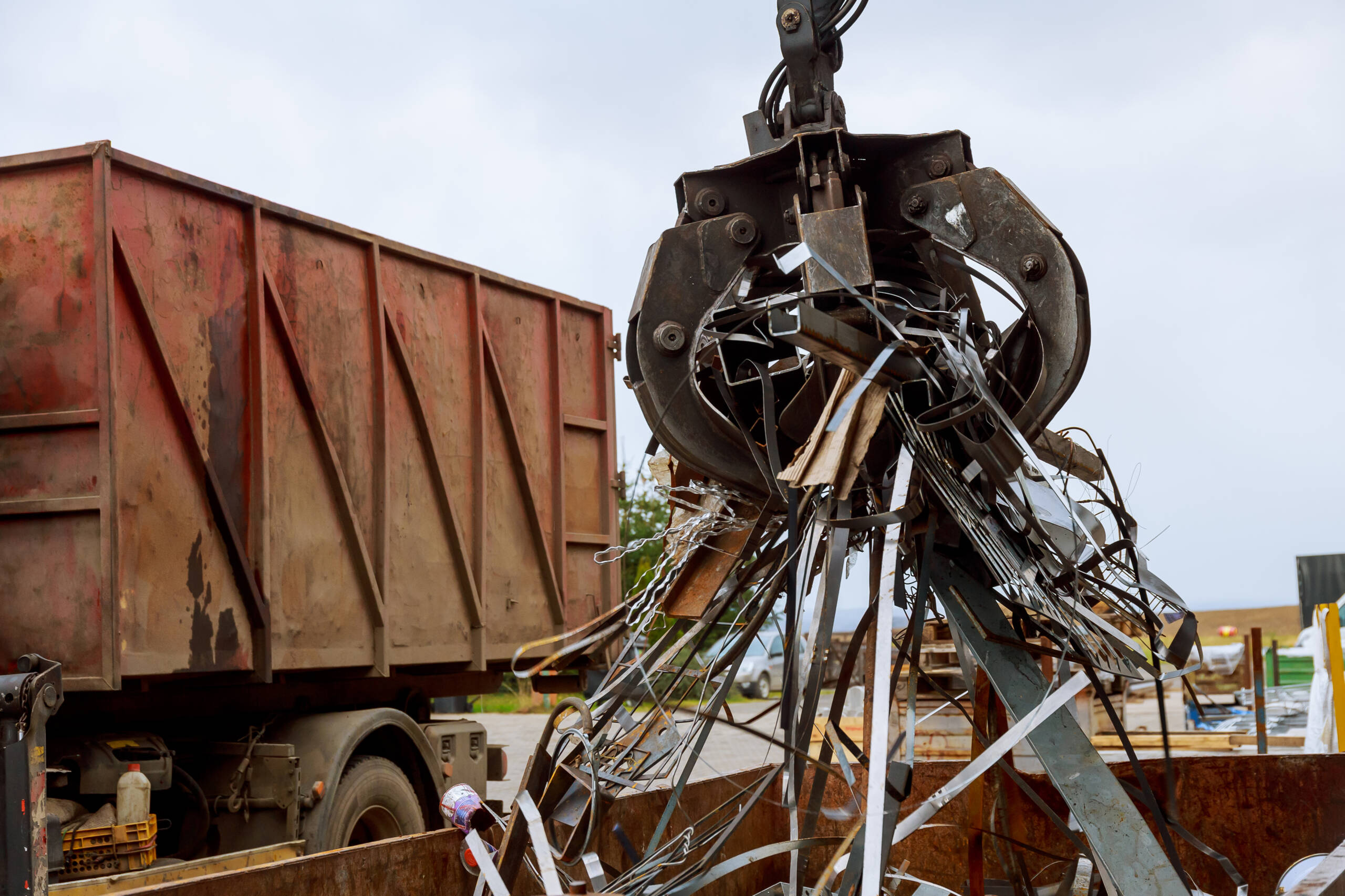 Enlèvement de matériaux par camion-grue dans le Var